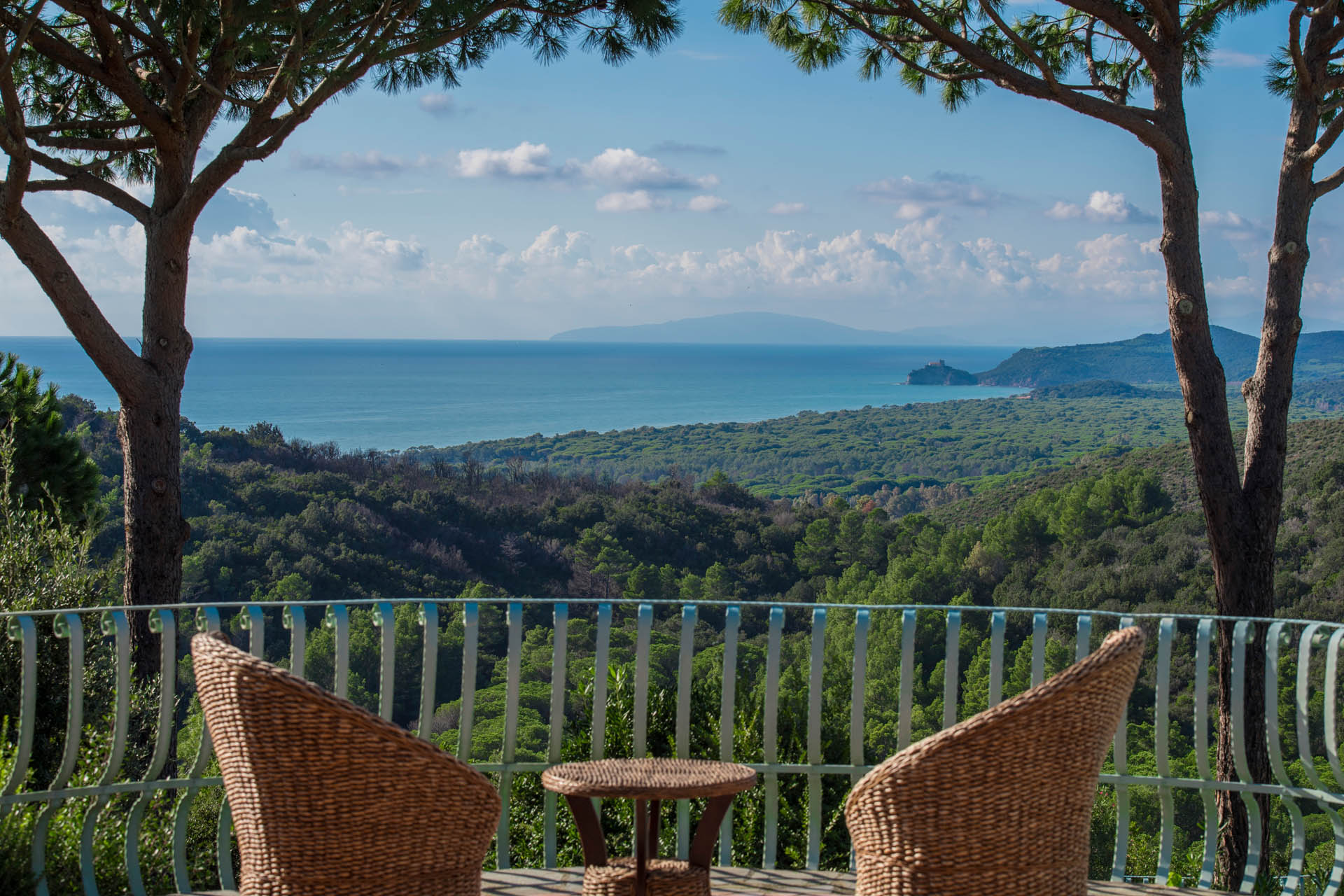 PROPERTIES AND VILLAS WITH SEA VIEW FOR SALE IN ITALY